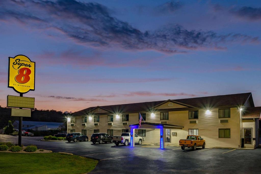 Super 8 by Wyndham Decorah photo 3