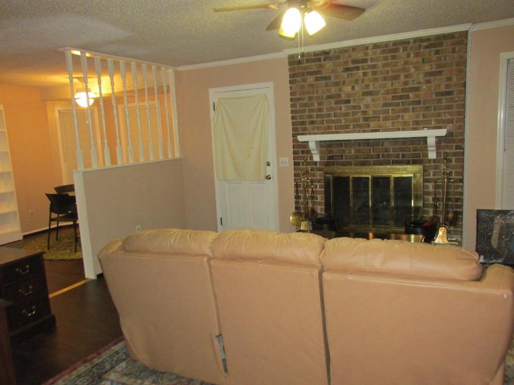 Cayce Charm Minutes to Downtown Columbia photo 3