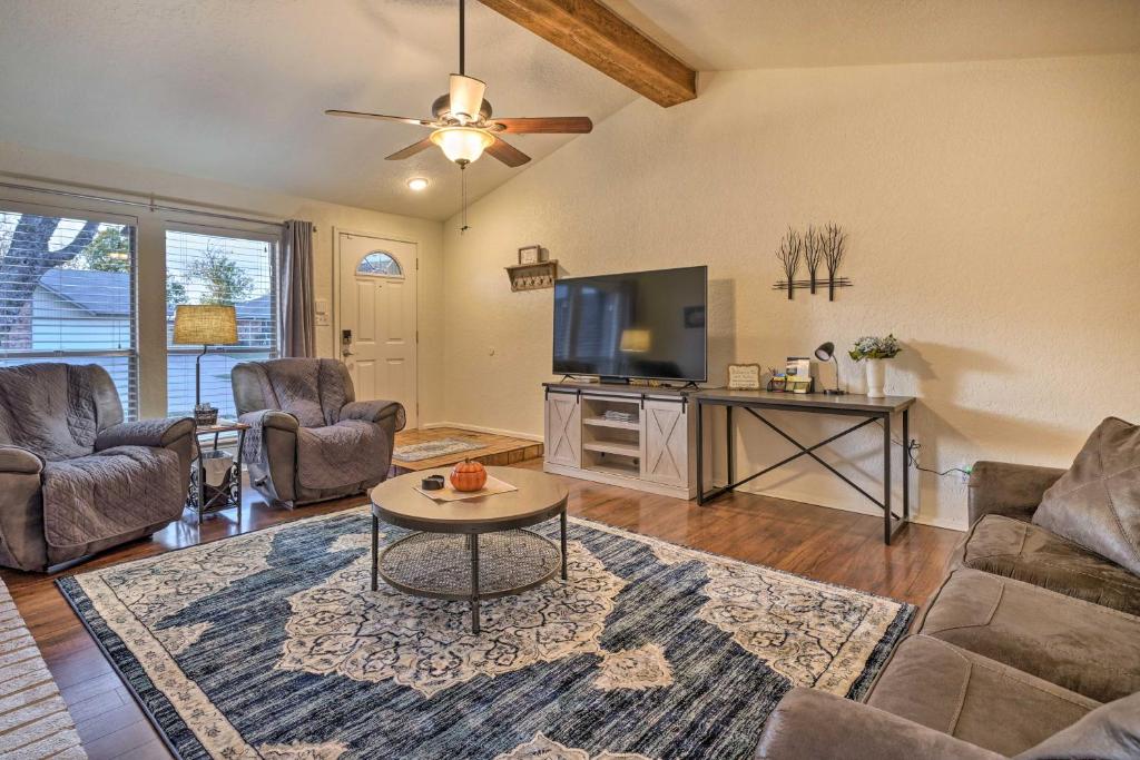 Home with Screened Porch about 10 Miles to Dtwn OKC! photo 4