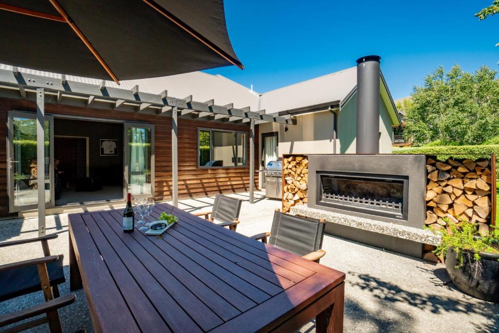 Modern Lake Haven - Wanaka Holiday Home photo 2