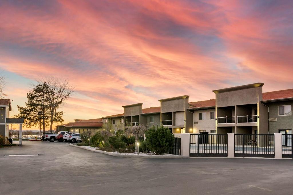 Best Western PLUS Lake Front Hotel photo 1