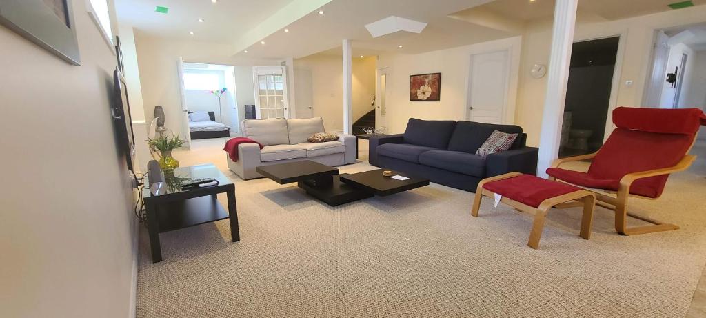 2 bdrm, kitchen, laundry, weeklymonthly discount photo 3