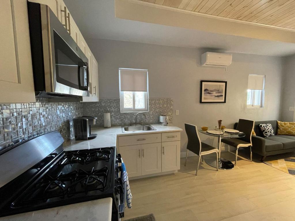 Nicoles Nest Brand New Exquisite Studio Hideaway photo 4