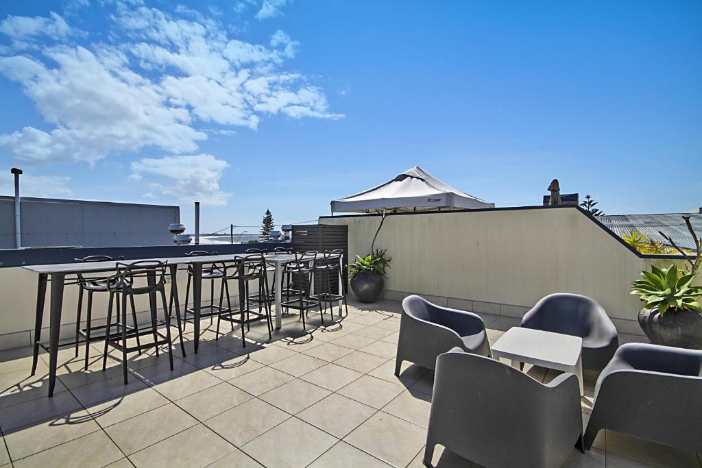 Spacious 3 bedroom apartment opposite surf club photo 3