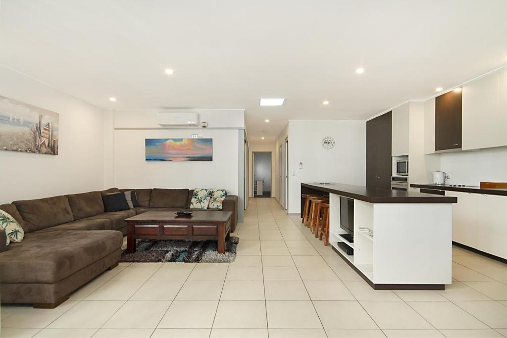 Spacious 3 bedroom apartment opposite surf club photo 2