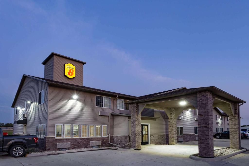 Super 8 by Wyndham Fort Dodge IA photo 1