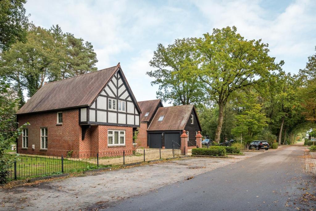 Beautiful English Villa with hottub photo 1
