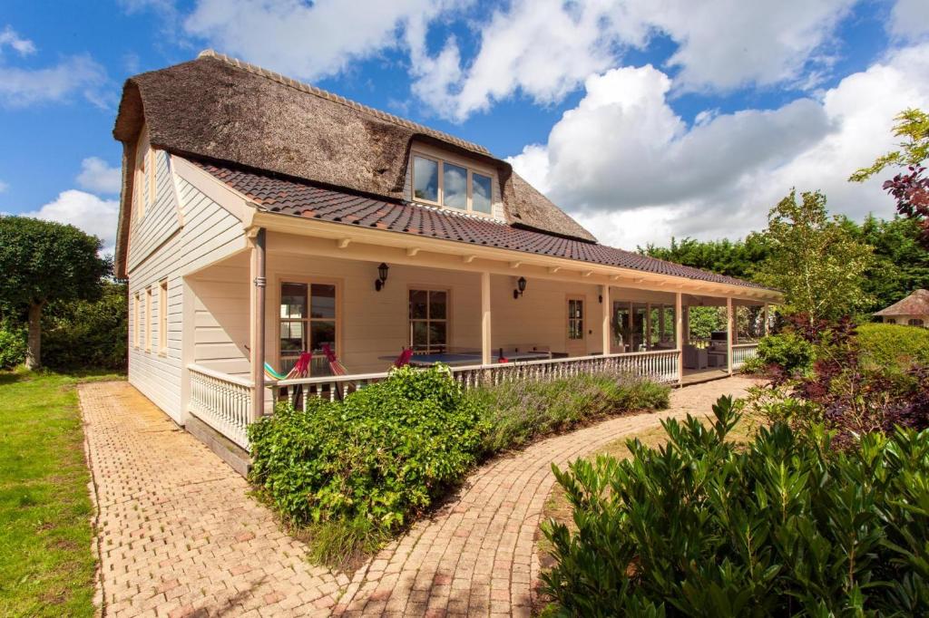 Beautiful American style villa with heated Pool and Jacuzzi photo 3