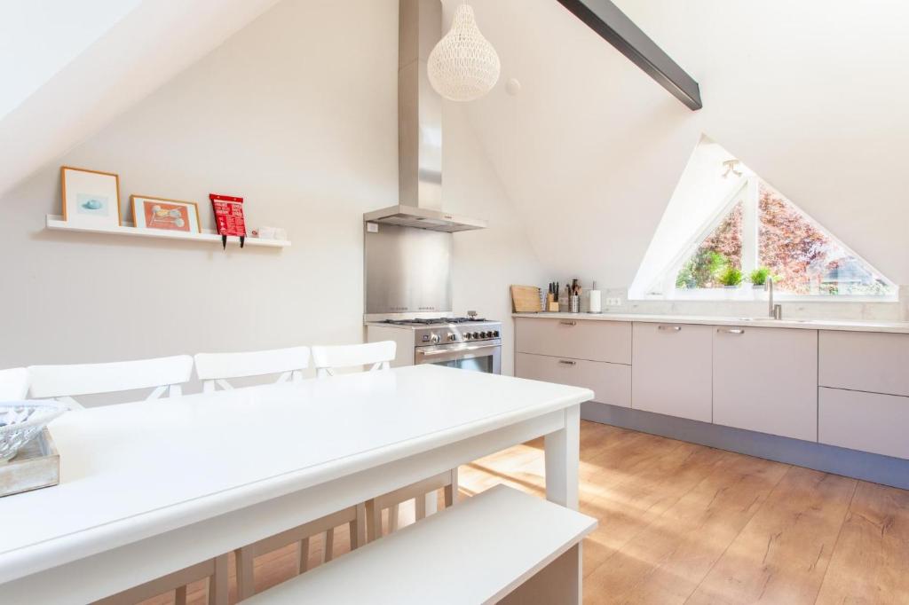 Family villa near the IJsselmeer and forrest with 5 bathrooms photo 2