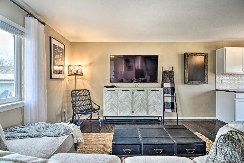 Arvada House with Fire Pit and Outdoor Kitchen! photo 4