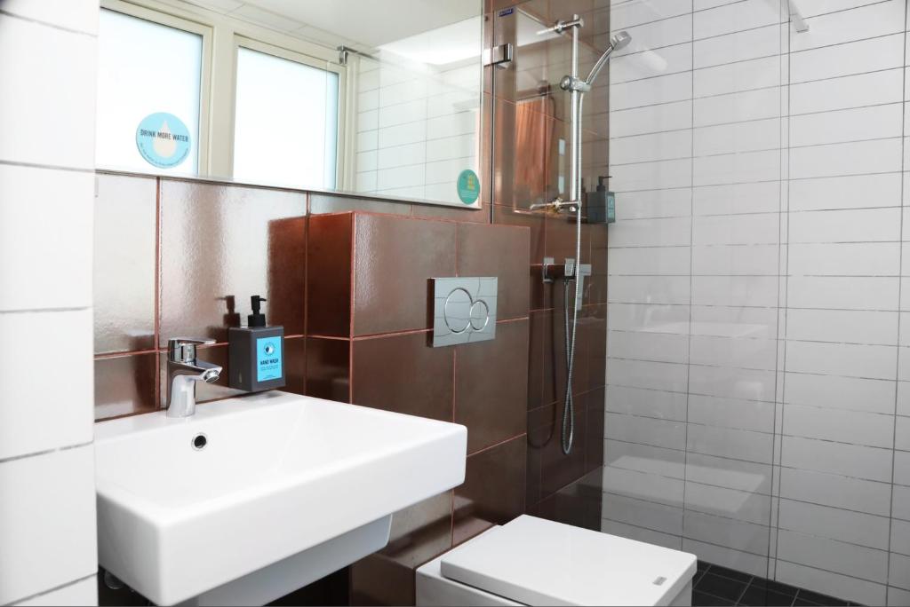 Comfort Hotel Xpress Youngstorget - Tap to explore photos