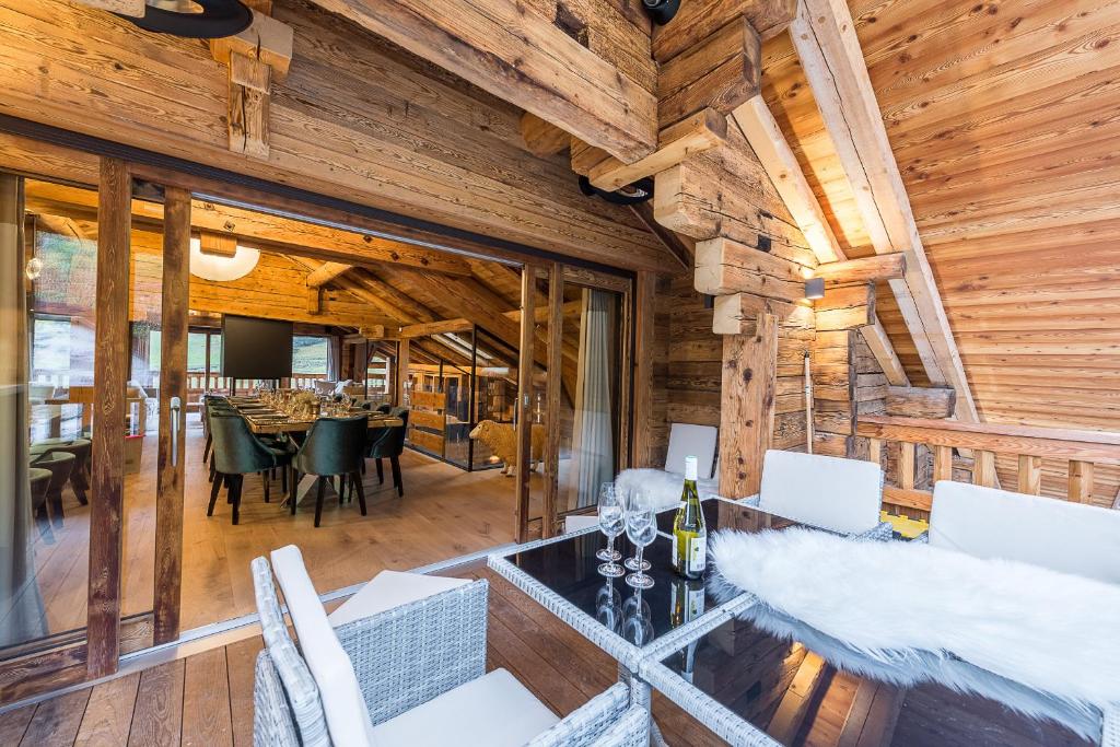 Le Lodge Rodzina, Luxueux chalet familial rénové avec Jacuzzi et Vue par LLA Selections photo 1