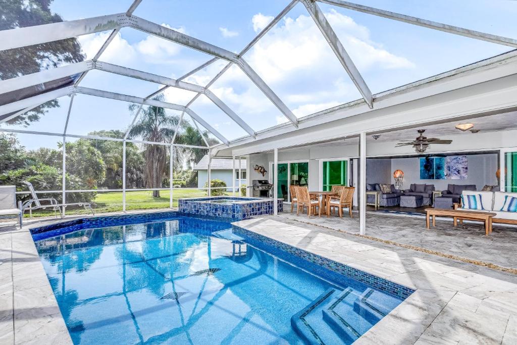 Palm River Estate photo 3