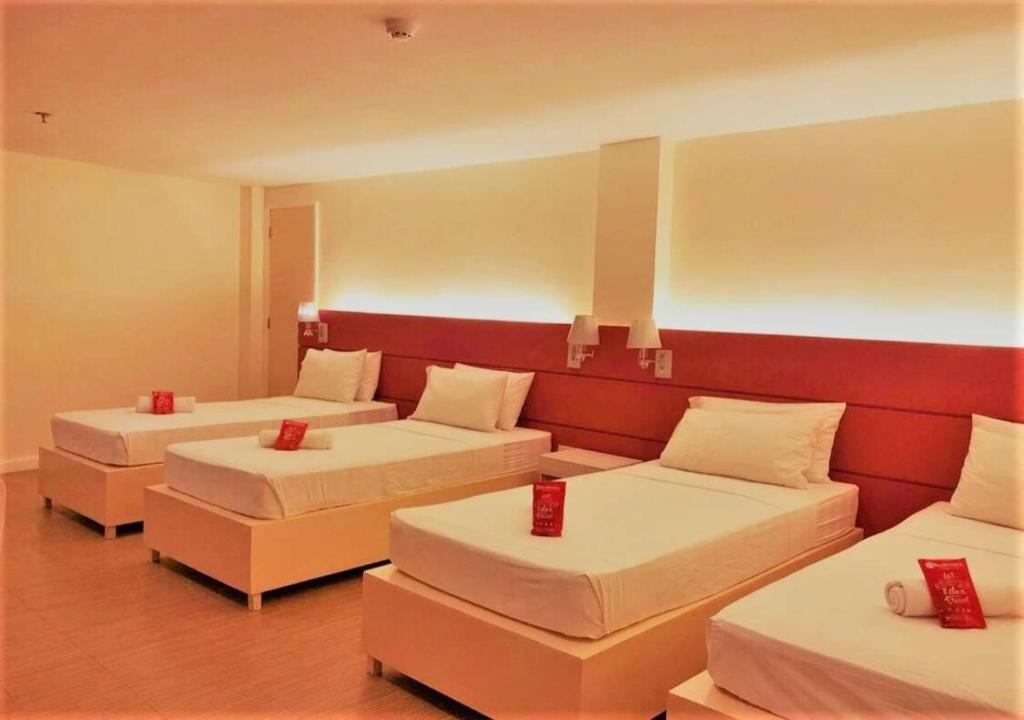 RedDoorz Plus at Hotel Metro Kalibo Room Type - Quadruple Room
