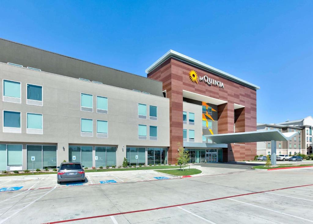 La Quinta Inn & Suites by Wyndham Dallas/Fairpark photo 1