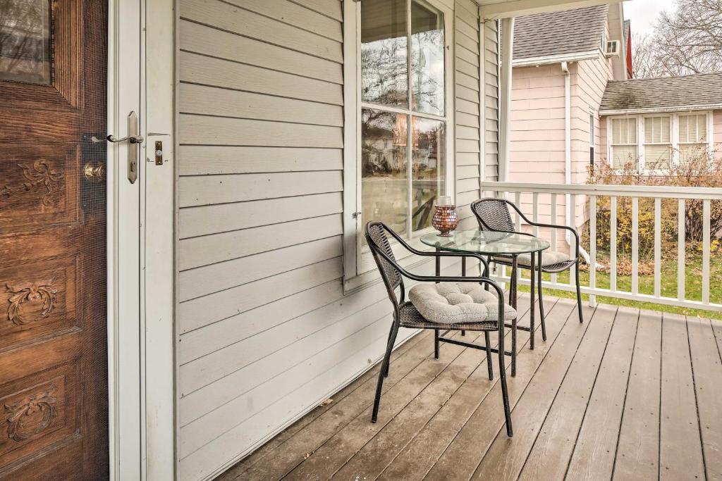 Charming Home with Porch Near Wartburg College! photo 2