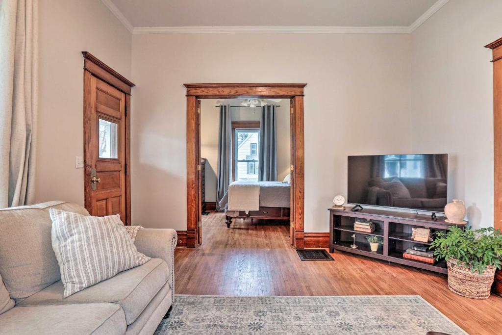 Charming Home with Porch Near Wartburg College! photo 4
