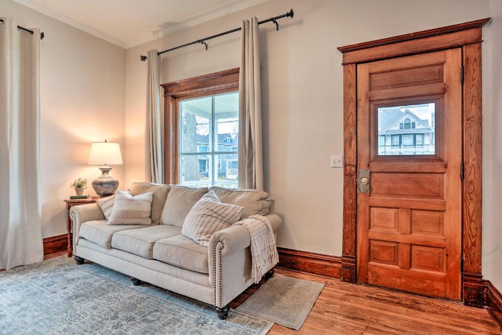 Charming Home with Porch Near Wartburg College! photo 3