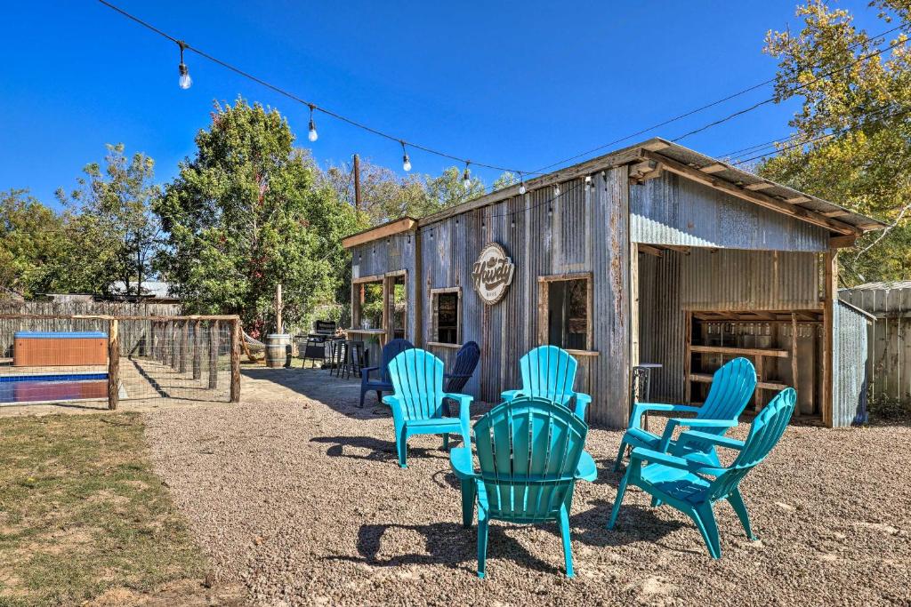 Howdy Haus Pool and Hot Tub and Outdoor Space photo 1