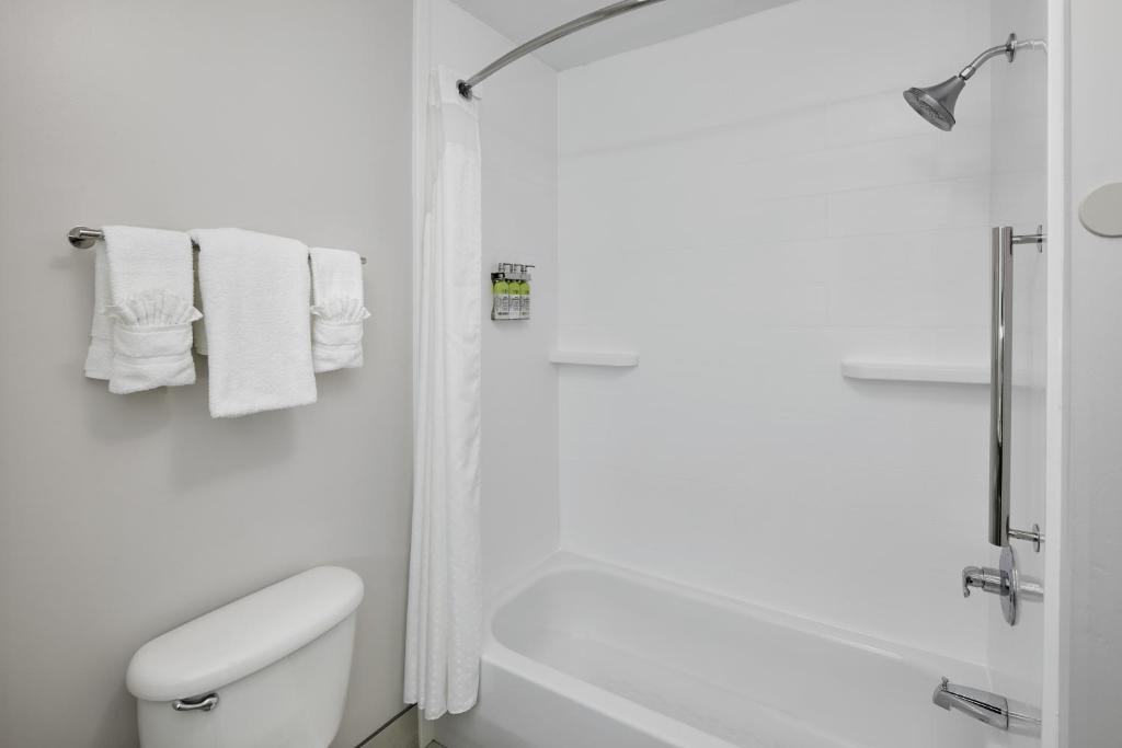 Holiday Inn Express Hotel & Suites Pensacola-West Navy Base, an IHG Hotel photo 1