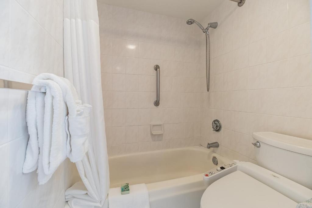 Апартаменты (Номер Делюкс с 2 кроватями размера «queen-size»), Sea View Condos at the Waikiki Banyan - Free Parking!