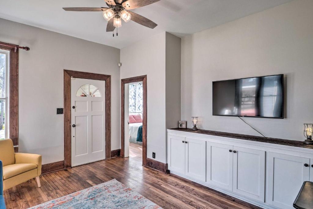 Lake Charles Cottage with Fireplace and Yard! photo 3