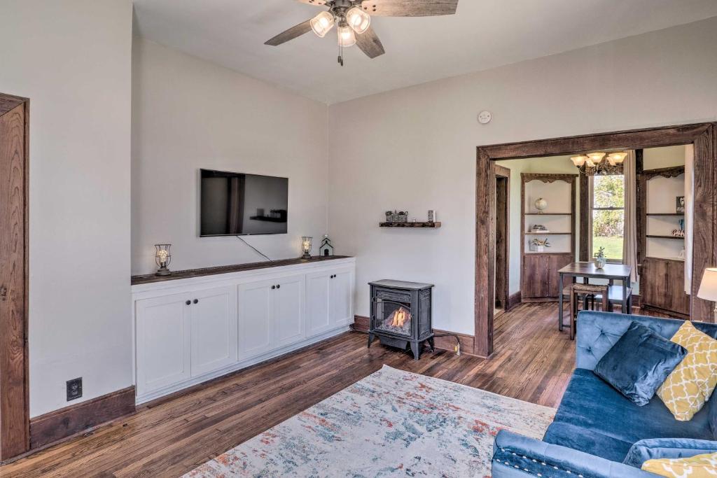 Lake Charles Cottage with Fireplace and Yard! photo 4