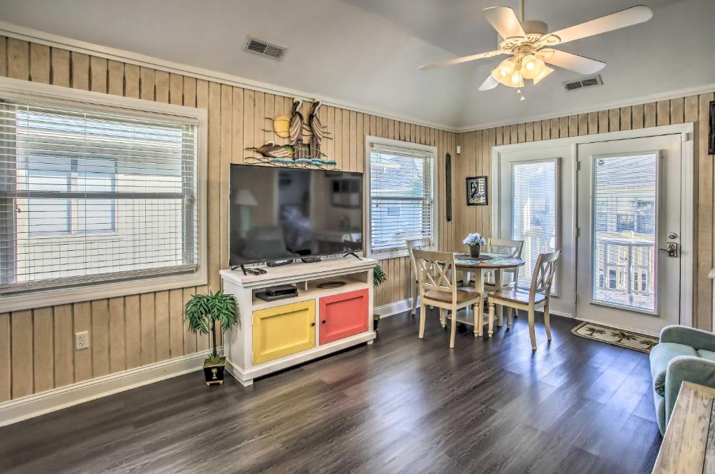 Coastal Condo with Pool Access - Walk to Apache Pier photo 4