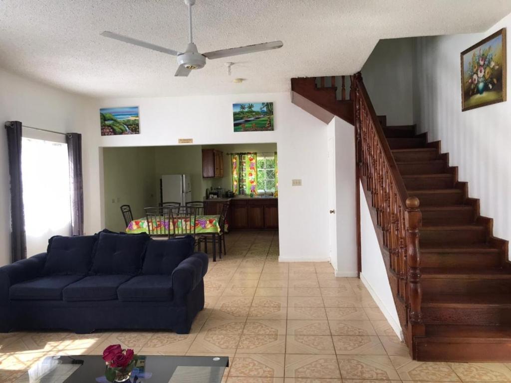 Beautiful 2-Bed Apartment in sunny Jamaica photo 2