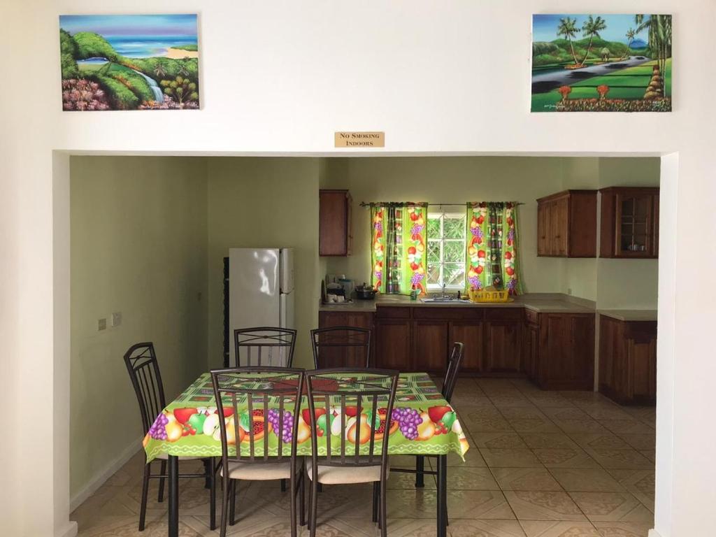 Beautiful 2-Bed Apartment in sunny Jamaica photo 3