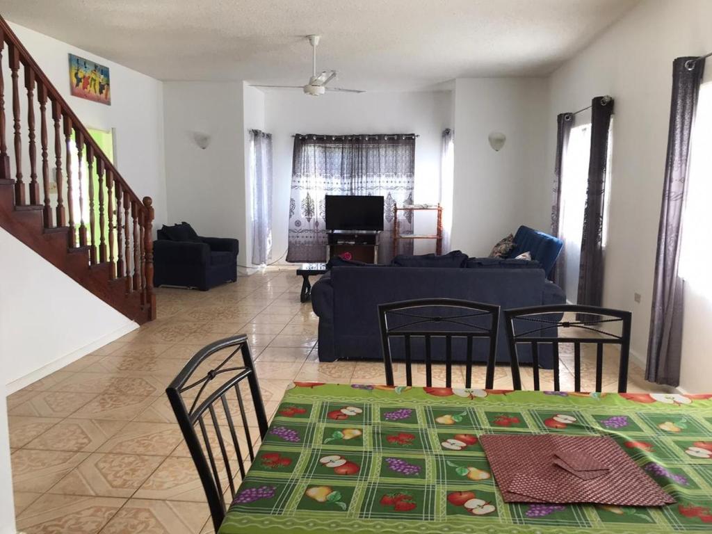 Beautiful 2-Bed Apartment in sunny Jamaica photo 4