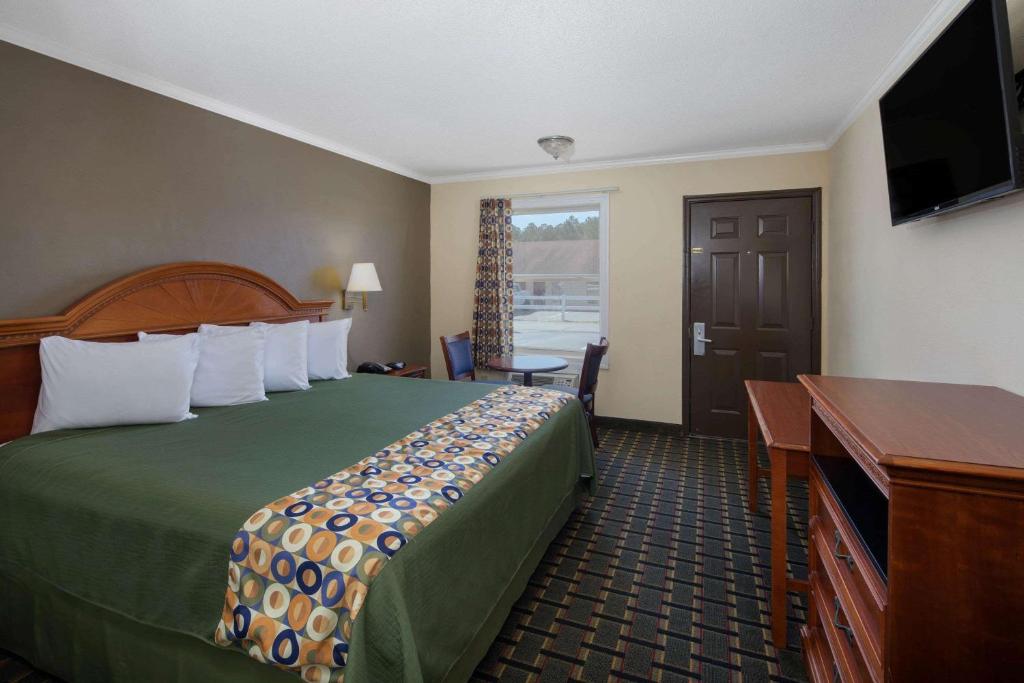 Travelodge by Wyndham Orangeburg photo 4