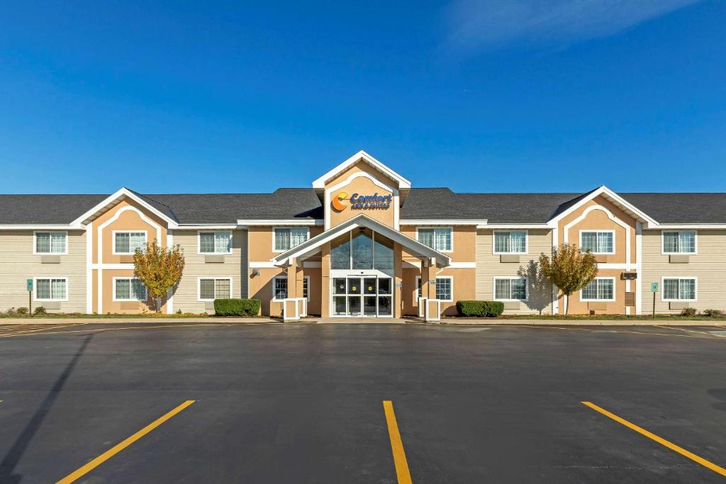 Comfort Inn & Suites Jackson - West Bend image