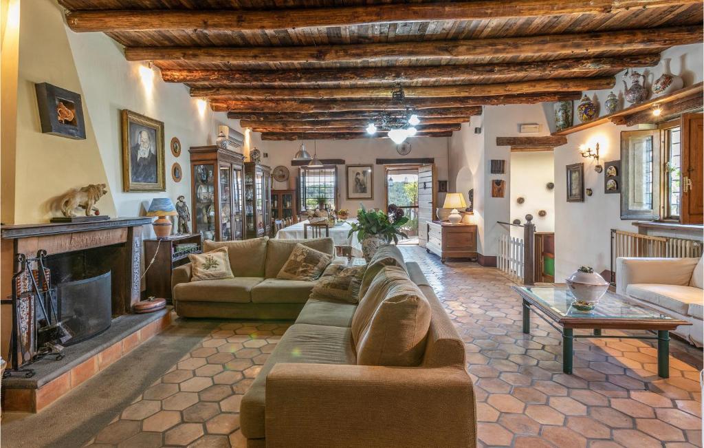 Stunning Home In Alvignano With Wifi, 6 Bedrooms And Outdoor Swimming Pool photo 3