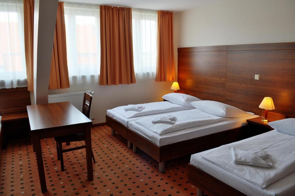 Четырехместный (Семейный номер (для 2 взрослых и 2 детей)), Hotel Europa City