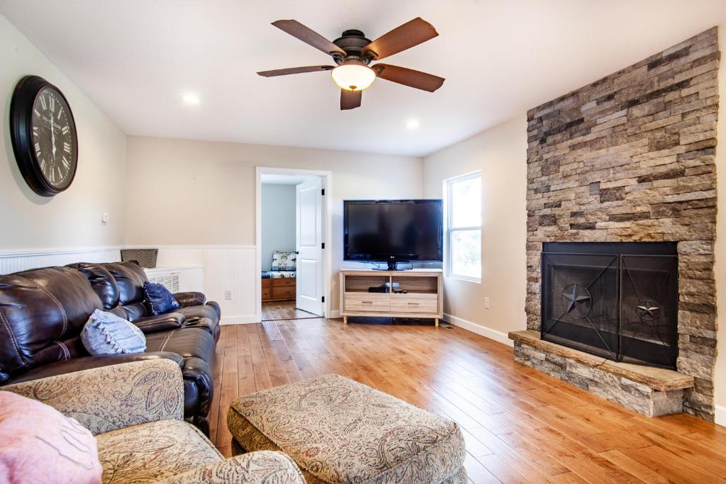 Evergreen Getaway Fire Pit and Wood Fireplace photo 1