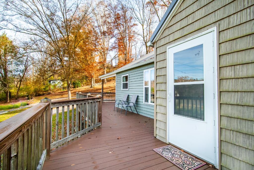 Evergreen Getaway Fire Pit and Wood Fireplace photo 4