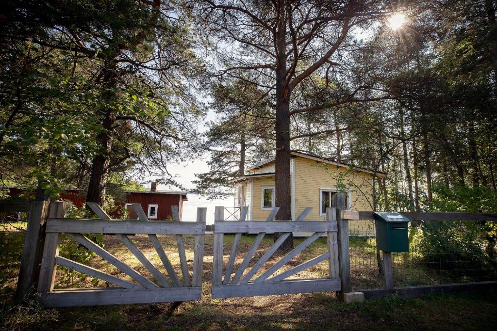 Old Finnish lakeside cottage with sauna photo 1