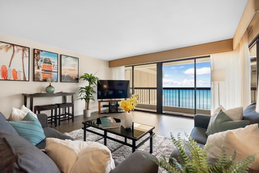 Spacious Waikiki Beach 2BR-Ocean View-Free Parking image