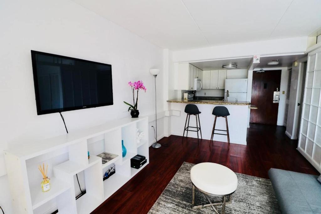 Студио (Номер-студия с балконом), Ilikai Hotel Condominiums