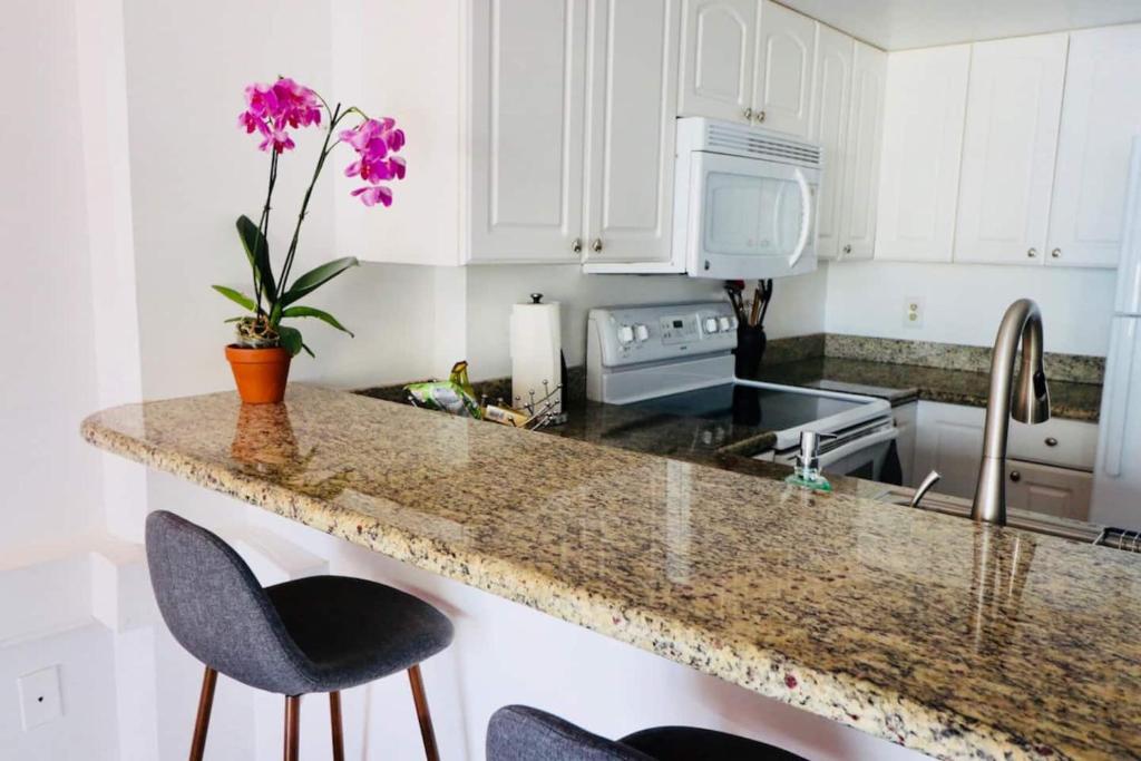 Студио (Номер-студия с балконом), Ilikai Hotel Condominiums