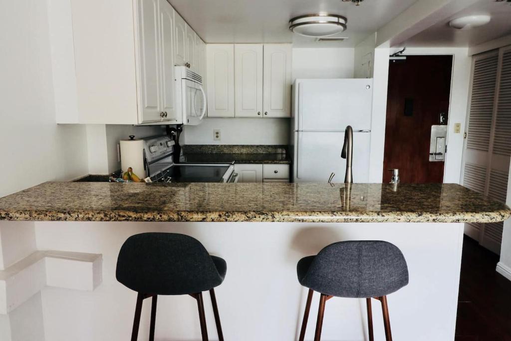 Студио (Номер-студия с балконом), Ilikai Hotel Condominiums