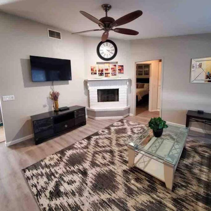 Lake Havasu Retreat w pool Everything Nearby! image