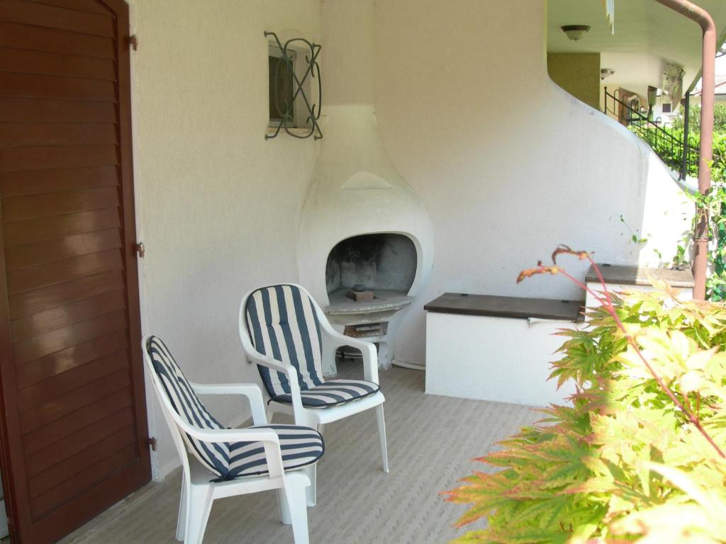 Family-friendly villa with shared pool - garden photo 4