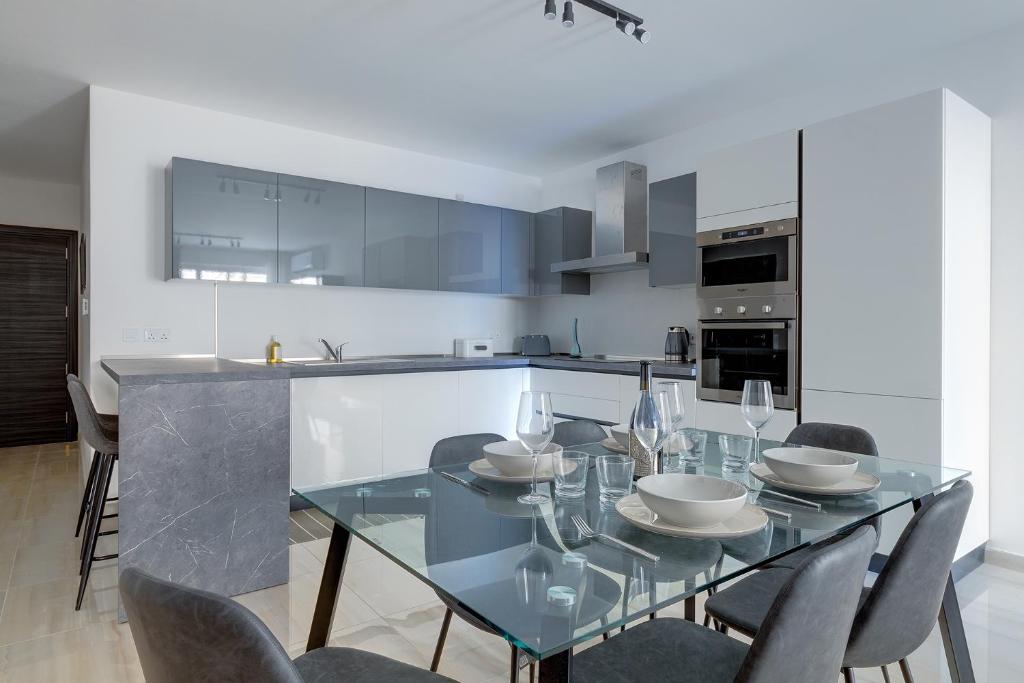 Chic 2BR Apartment, Ideal Location photo 1