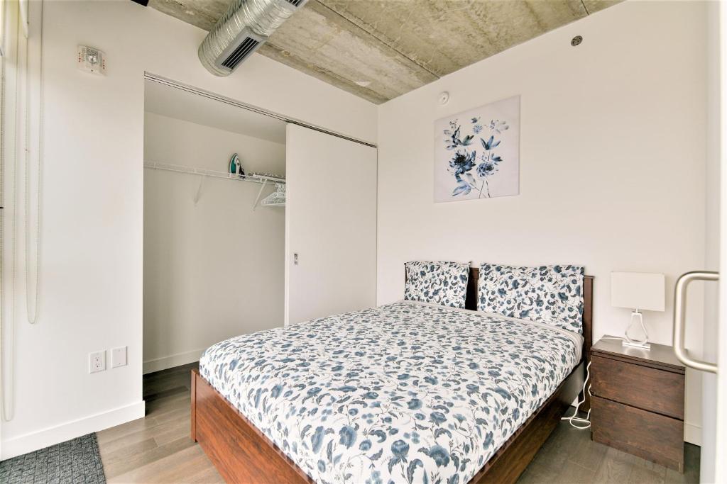 Cozy Skyline Condo in Downtown, across Canada Life Centre photo 1