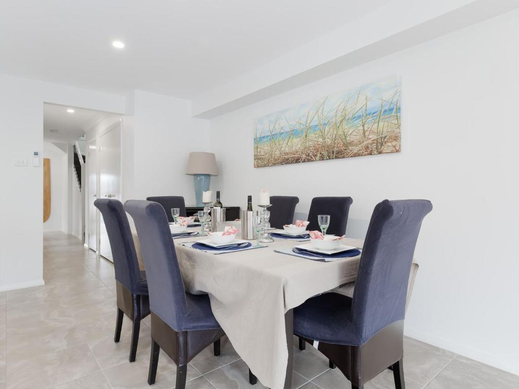 Birubi Breezes 2 Large Duplex with Air Conditioning WI FI and only 5 minute walk to the beach photo 3