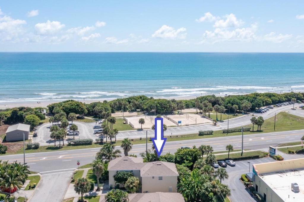 Surfside Paradise Retreat - 3BR and 2BA Duplex, Grill, DOG FRIENDLY - Close to the Beach! photo 1