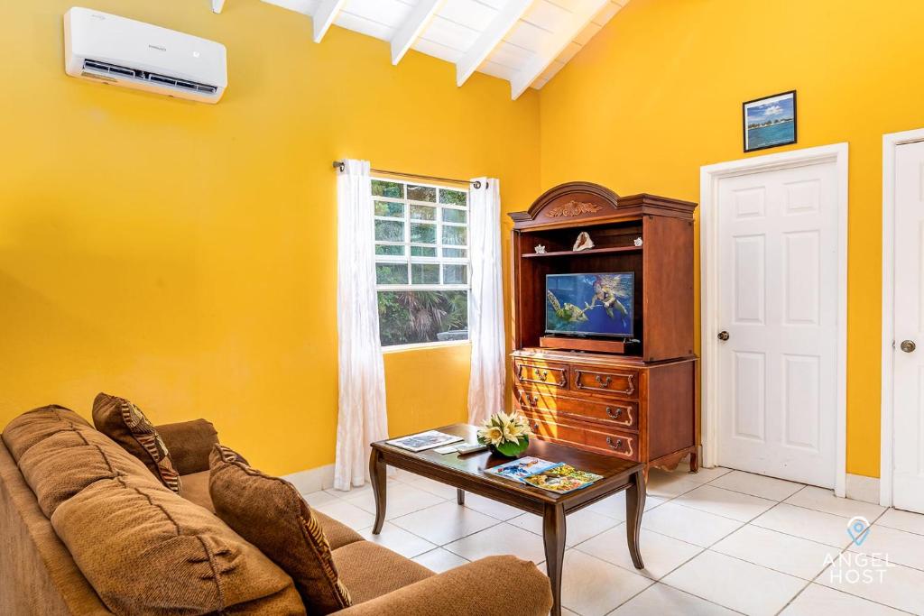 Chalk Sound Beach Residences Near Sapodilla Bay Beach by Angel Host photo 4