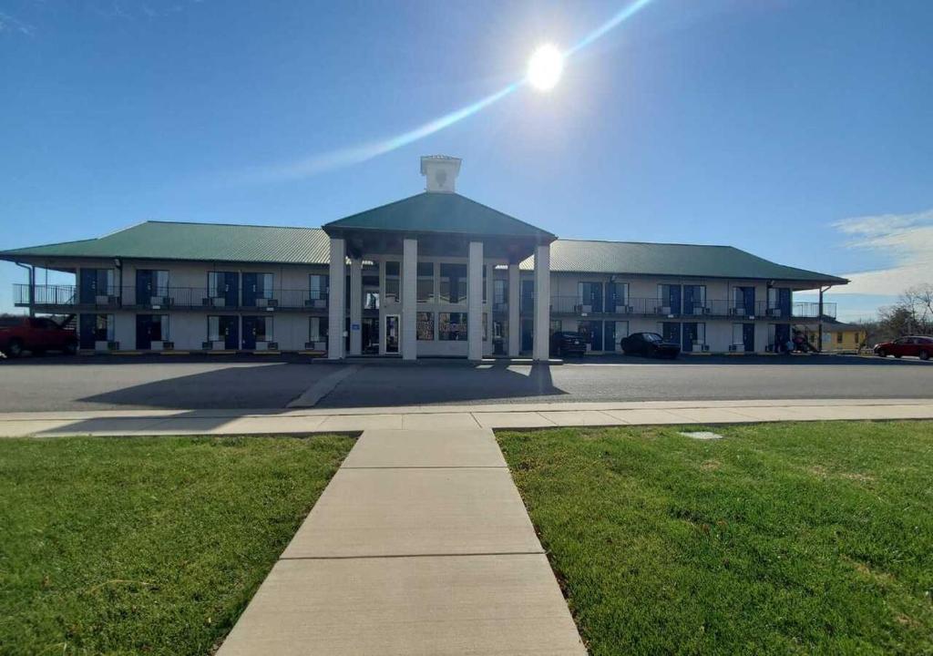 Crestview Inn image